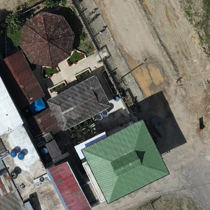 Ortoimagen de la sede de ACIMVIP en Villagarzón vista desde el aire: el kiosco octagonal, la casa de techo gris y la casa verde