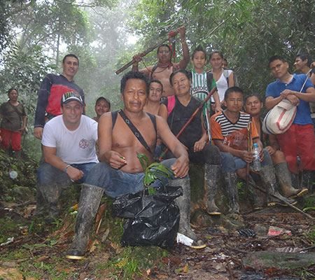Miembros de ACIMVIP en recorrido territorial, siembra de una planta nativa en el territorio ancestral