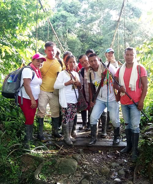 Comunidad del Pueblo Inga cruzando un puente colgante en el territorio ancestral